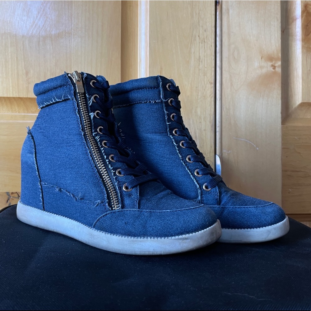 Wedge navy blue shoes